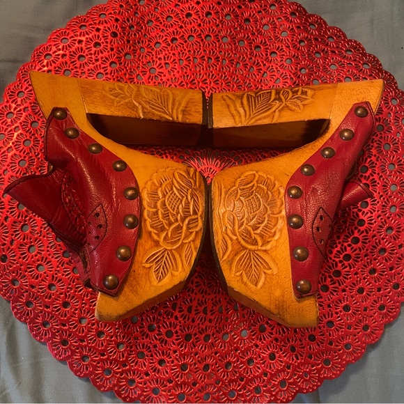 RELISTED  Vintage studded platform clogs - Picture 3 of 16